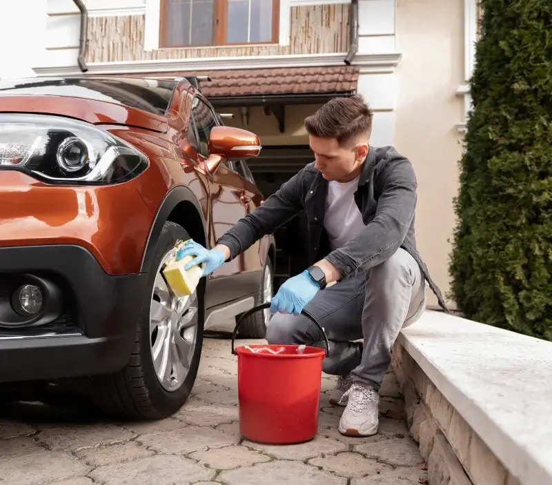 Lavage auto à domicile Lafarre : professionnel intervenant sur un véhicule